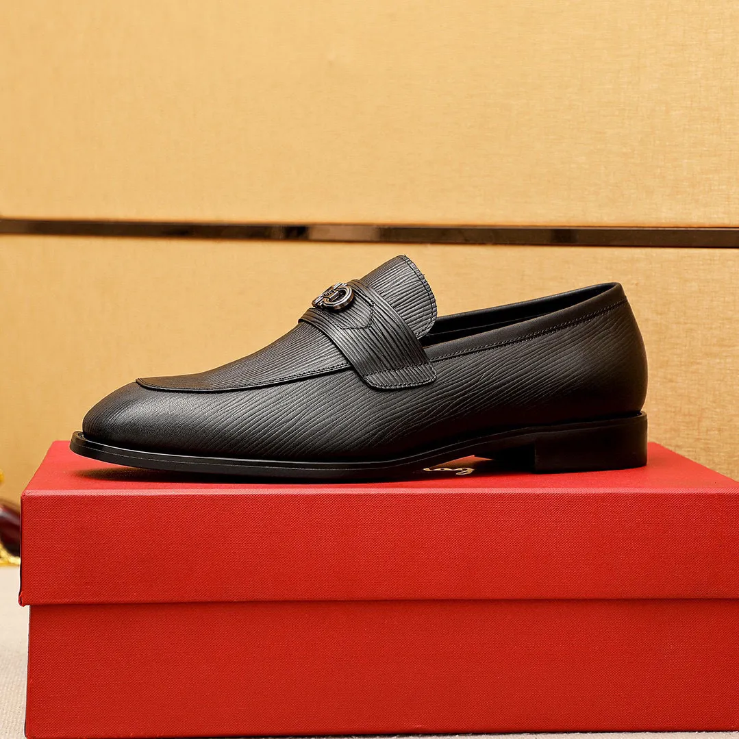 Men's shoes💰460💰 Product trademark: Ferragamo "Ferragamo" casual leather shoes Regular size: 38-44 (45🉑️customized) Product materials: Selected imported first-layer calfskin embossed upper + luxury hardware buckle, imported water-dyed cowhide leather lining. Strong three-dimensional visual effect, original outsole color: 1⃣️color optional